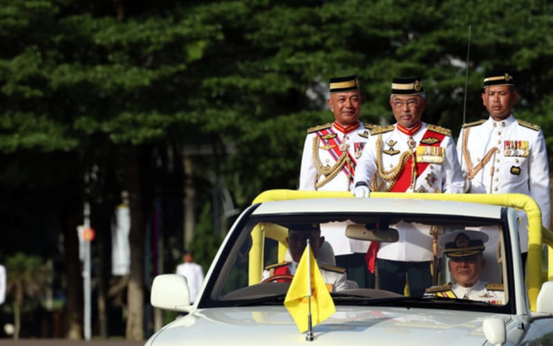 Agong, Raja Permaisuri berangkat ke istiadat menjunjung kasih