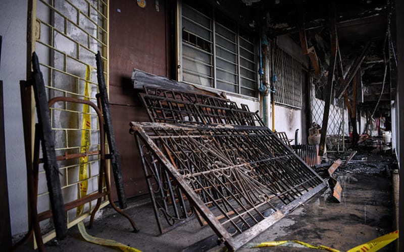 Penghuni Flat Sri Sabah bawah unit terbakar keluar rumah sementara