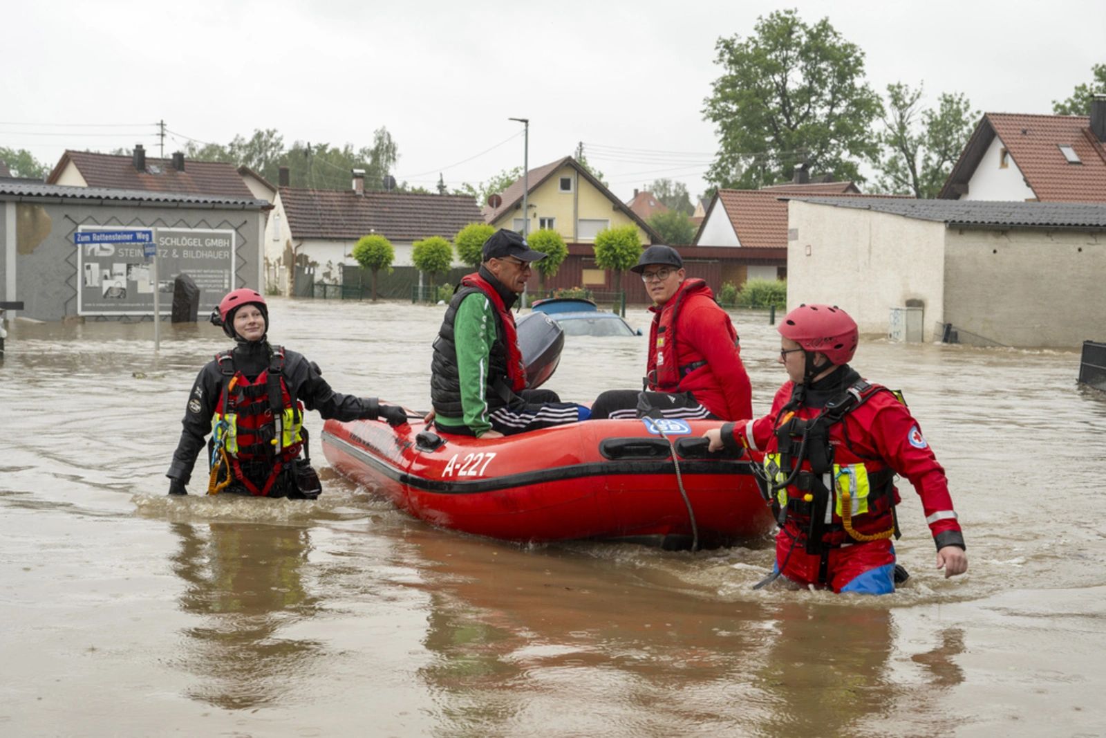 Rescue worker dies, thousands evacuated in Germany floods