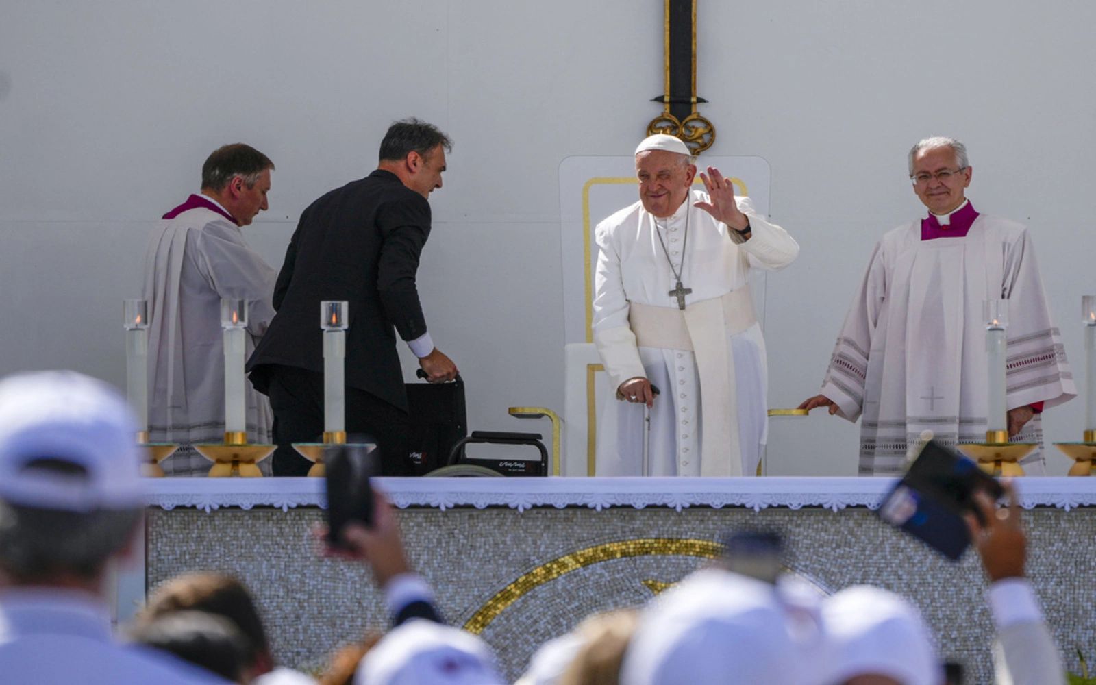 Pope deplores state of democracy, warns against ‘populists’