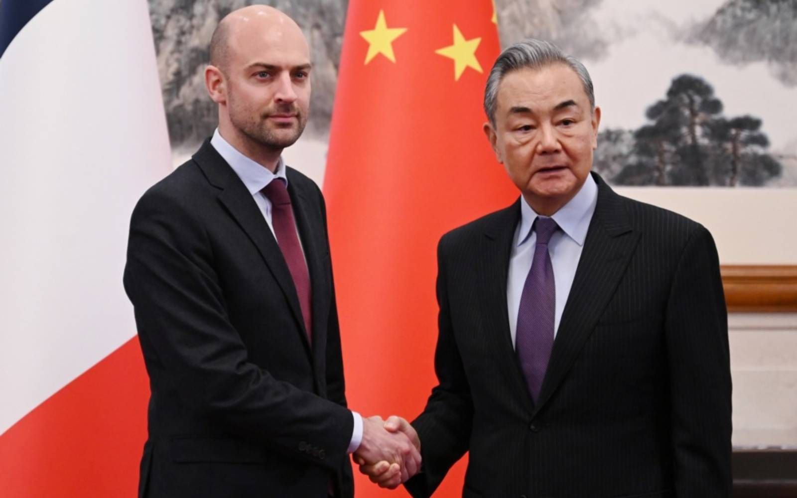 France’s FM urges closer ties with China in the face of ‘crises’