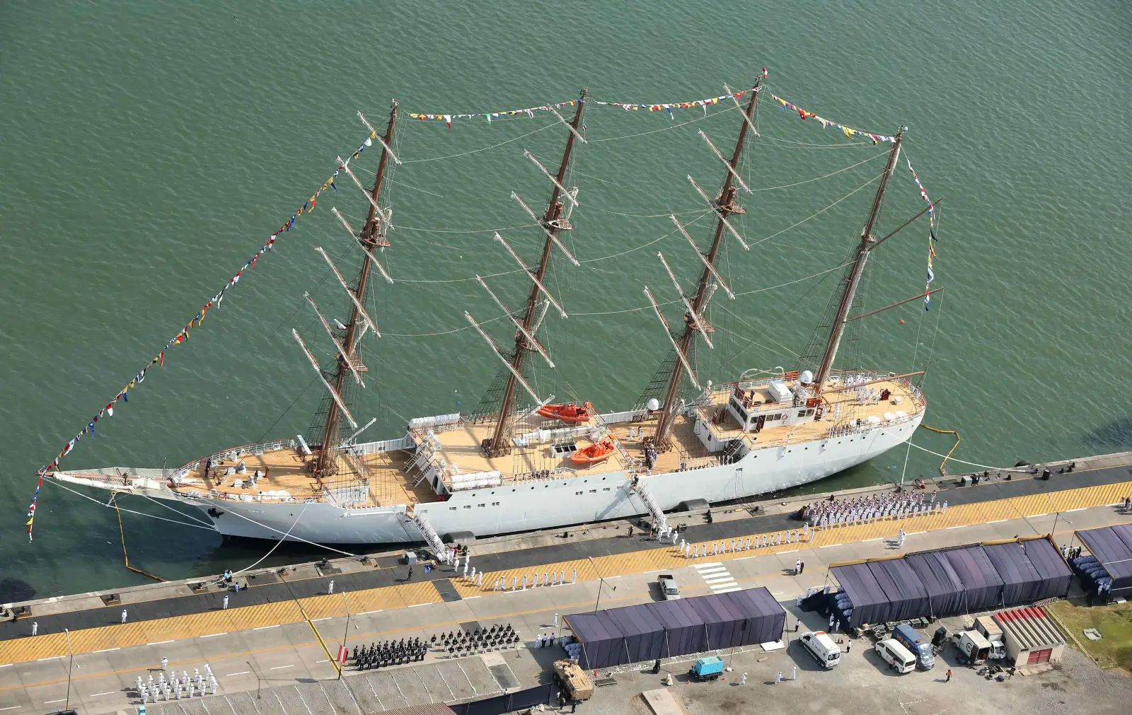 Dozens of Peru ports shut over deadly waves