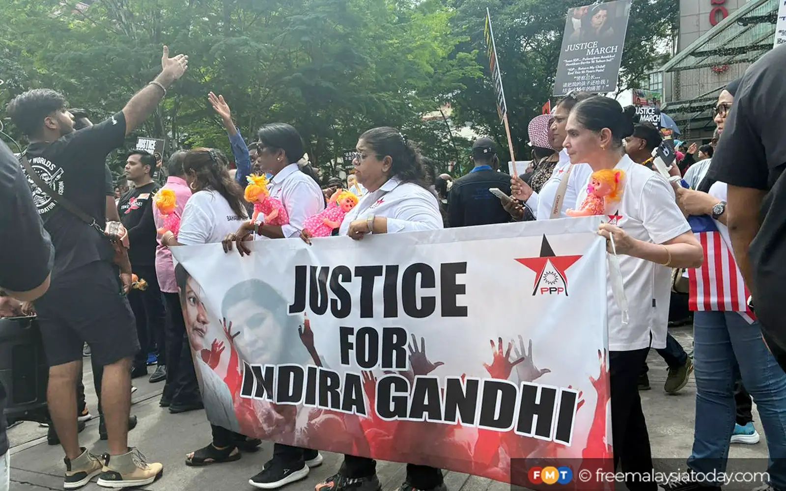 Lebih 100 berarak ke Bukit Aman desak Indira disatu dengan anak