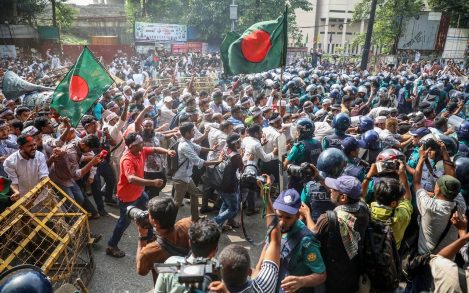 Bangladesh police hope new uniform repairs broken image