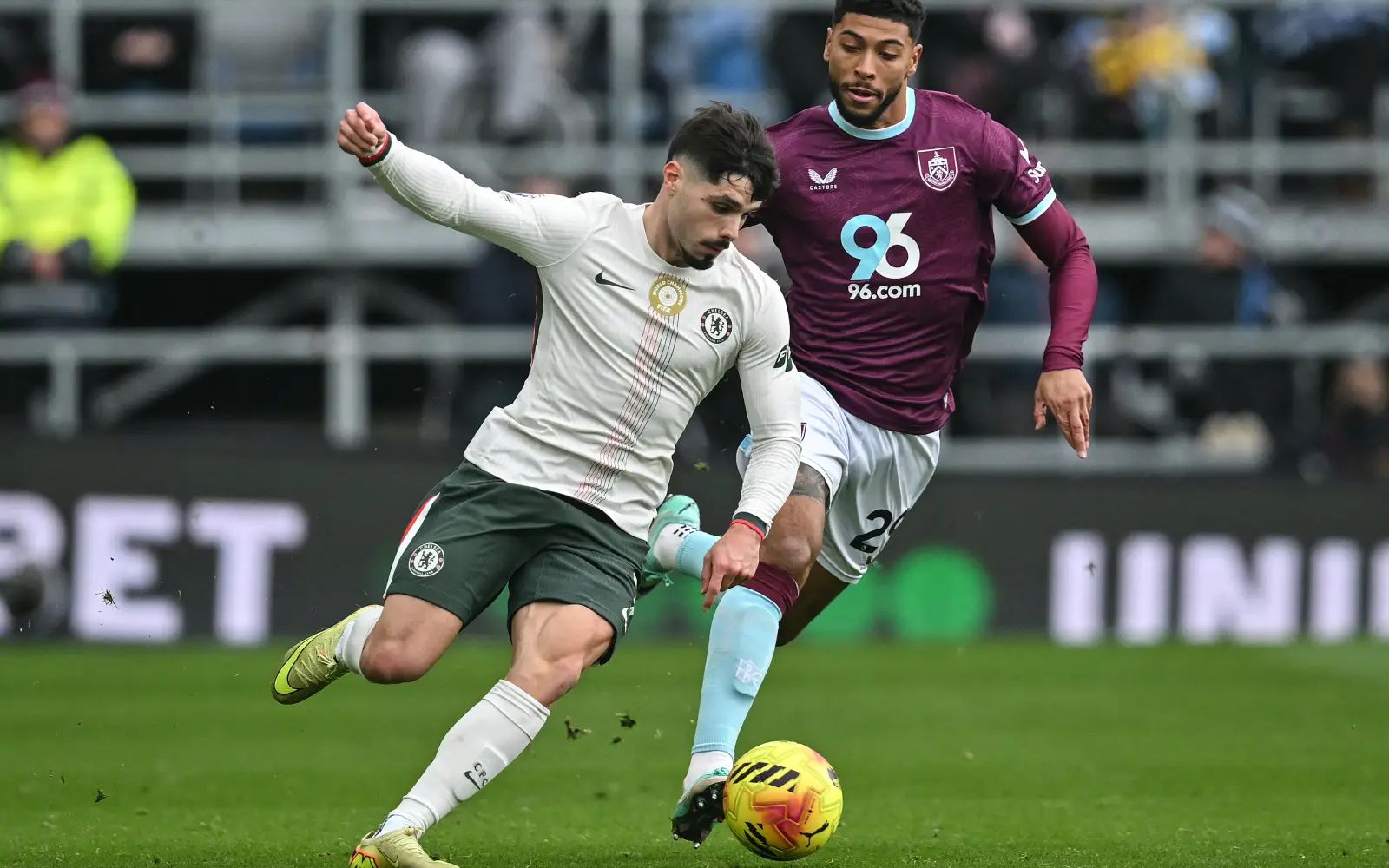 Chelsea sink Burnley to close gap on leaders Arsenal