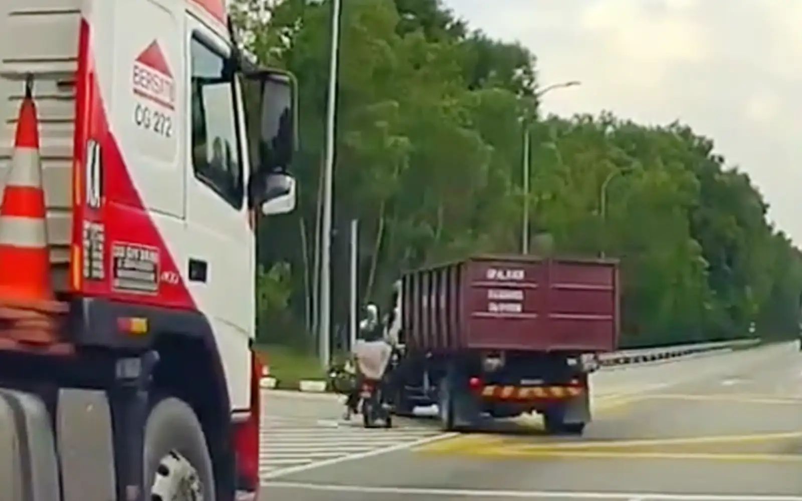 Penunggang motosikal maut rempuh lori tiba-tiba tukar haluan