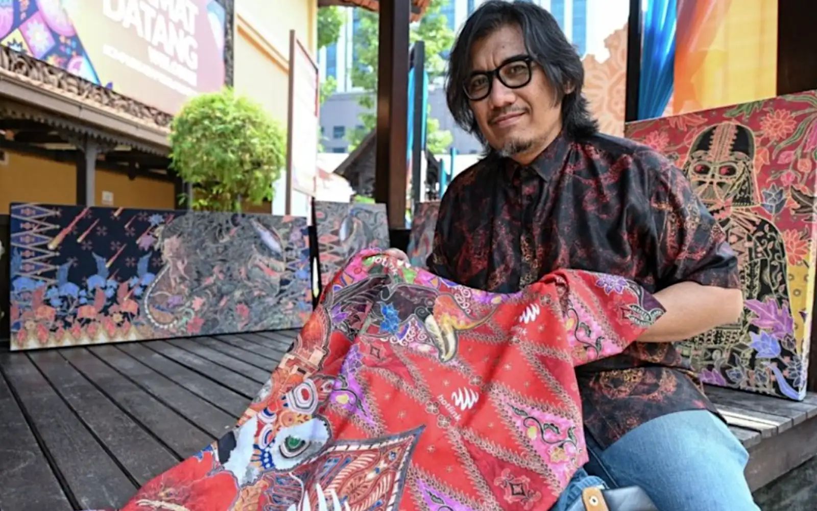 Visual artist tells stories through batik creations