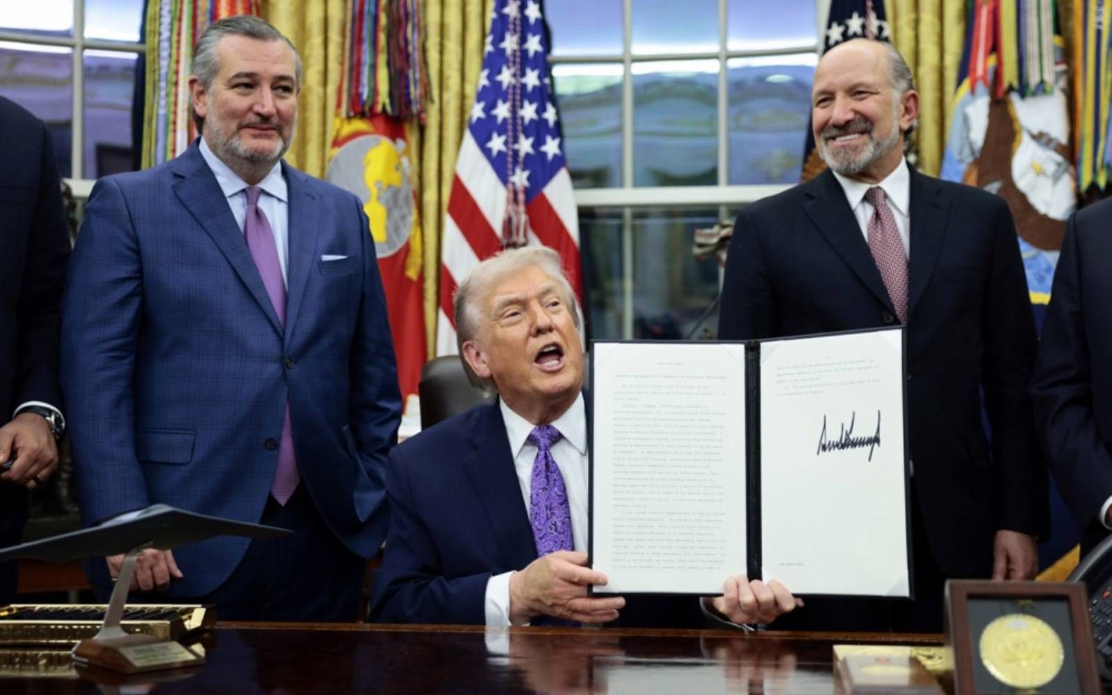 Trump signs order aimed at curbing state AI laws