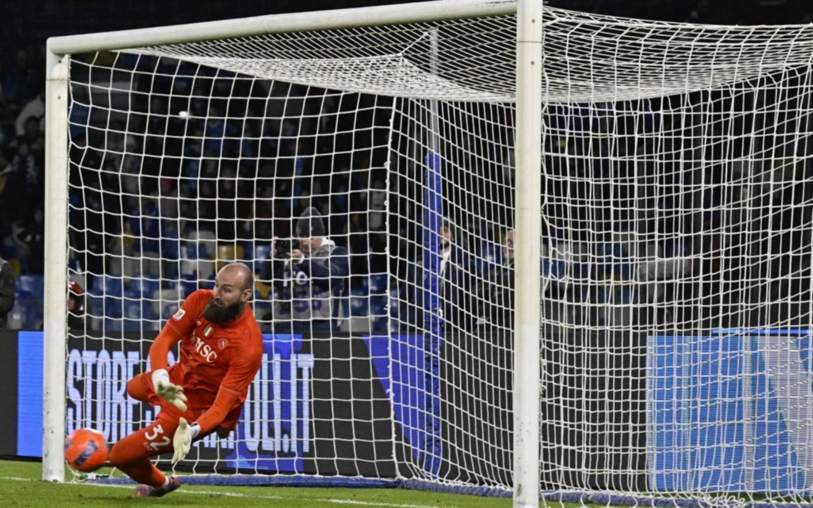 Napoli squeeze into Italian Cup quarter-finals