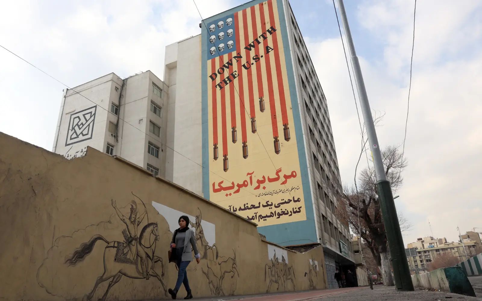 Iran threatens to hit US bases and carriers in event of attack