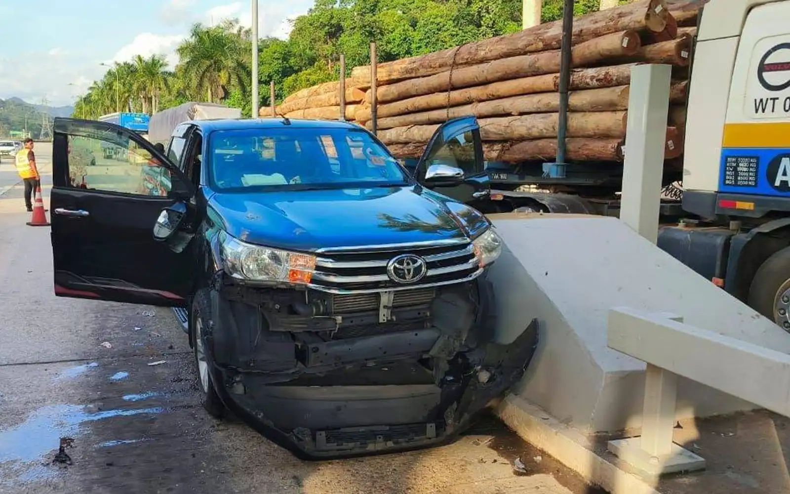 Warga emas maut pacuan 4 roda langgar tiang plaza tol