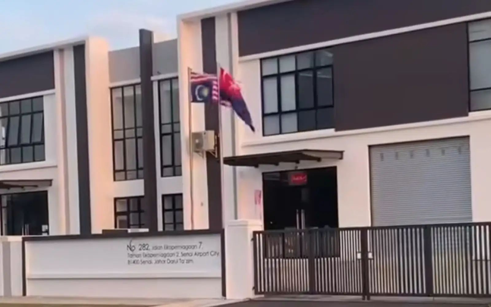 bendera terbalik kulai