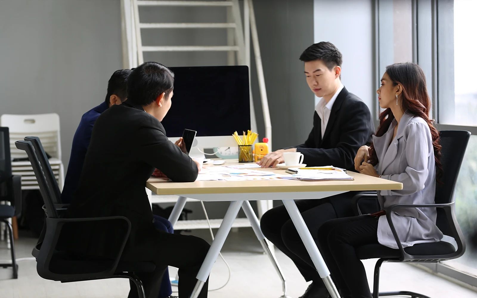 Manusia kecil dalam sistem besar