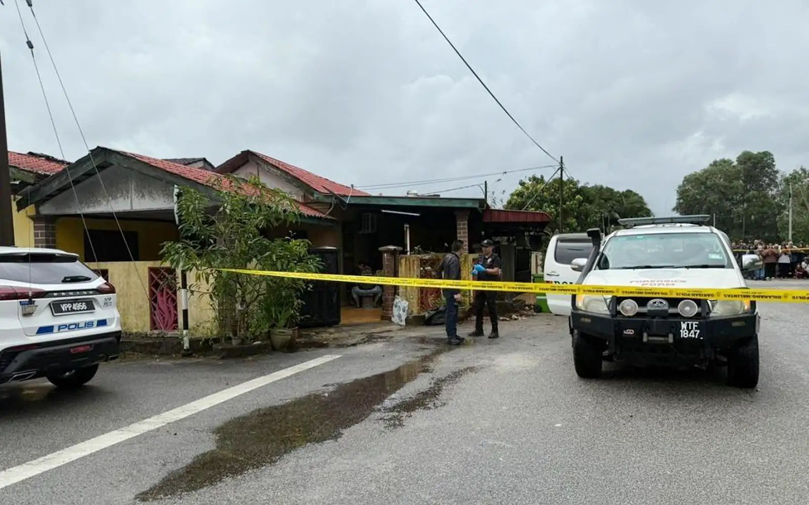 Family of 5 found dead in house, believed to have been murdered