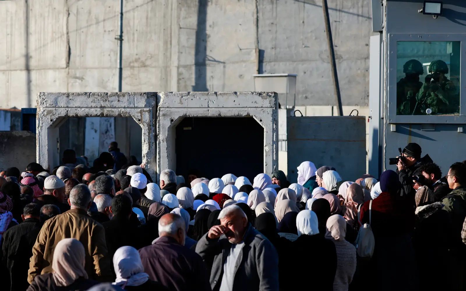 Tens of thousands join for Ramadan’s first Friday prayer in Jerusalem