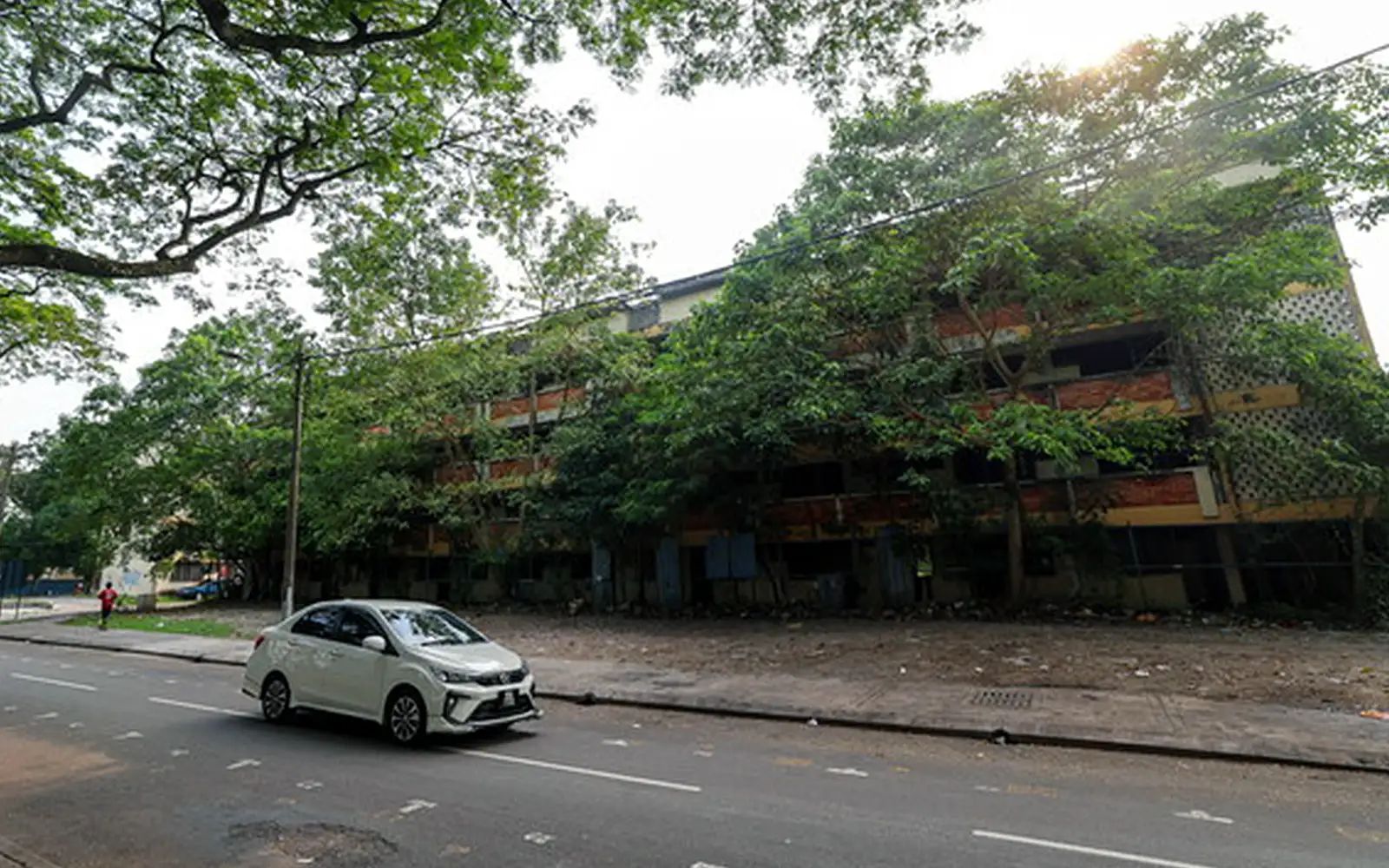 Jangan biasakan bangunan mati di tepi jalan