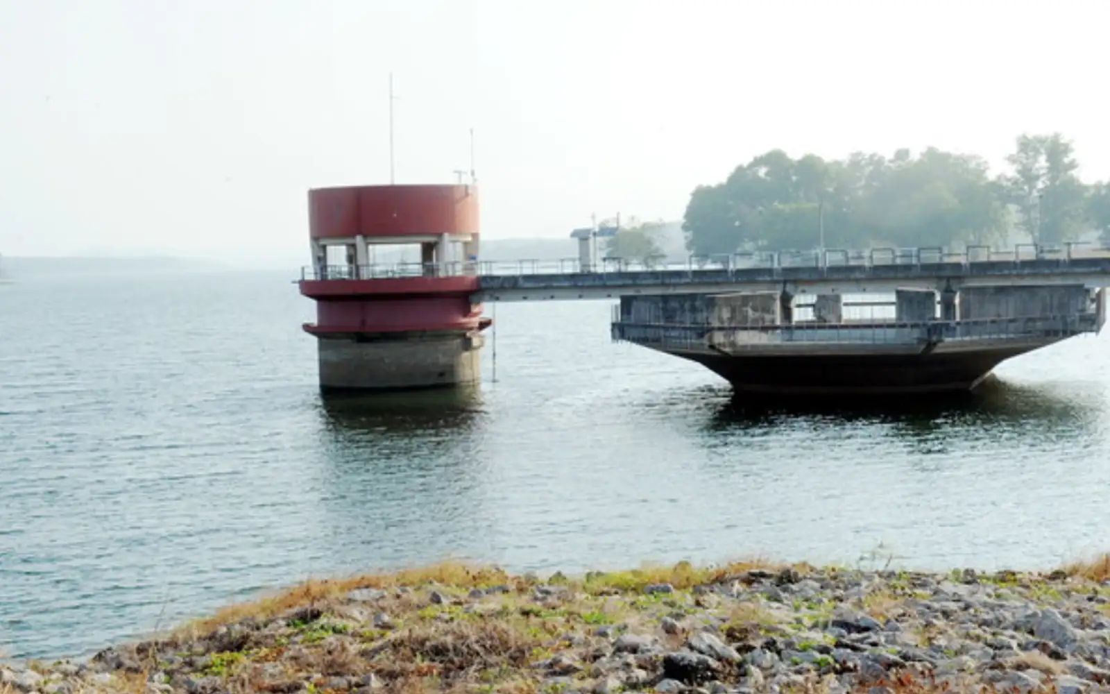 Paras air empangan di Melaka menyusut