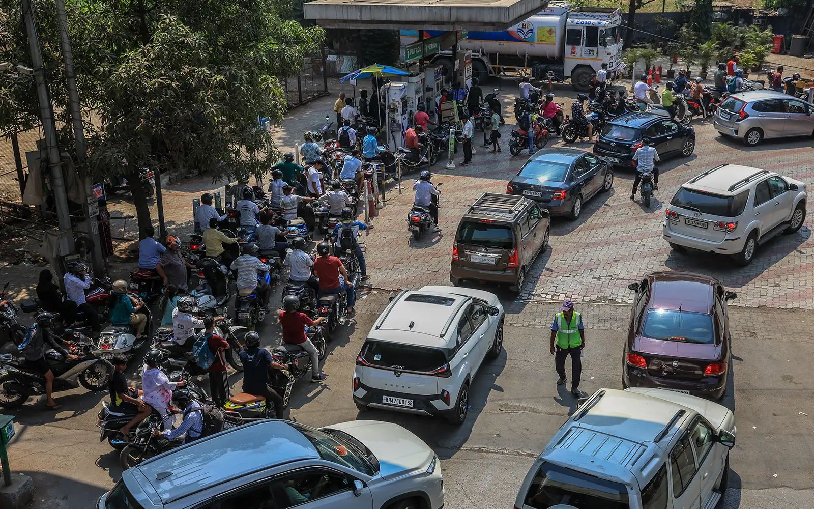 India kurangkan cukai petrol ekoran lonjakan harga minyak global