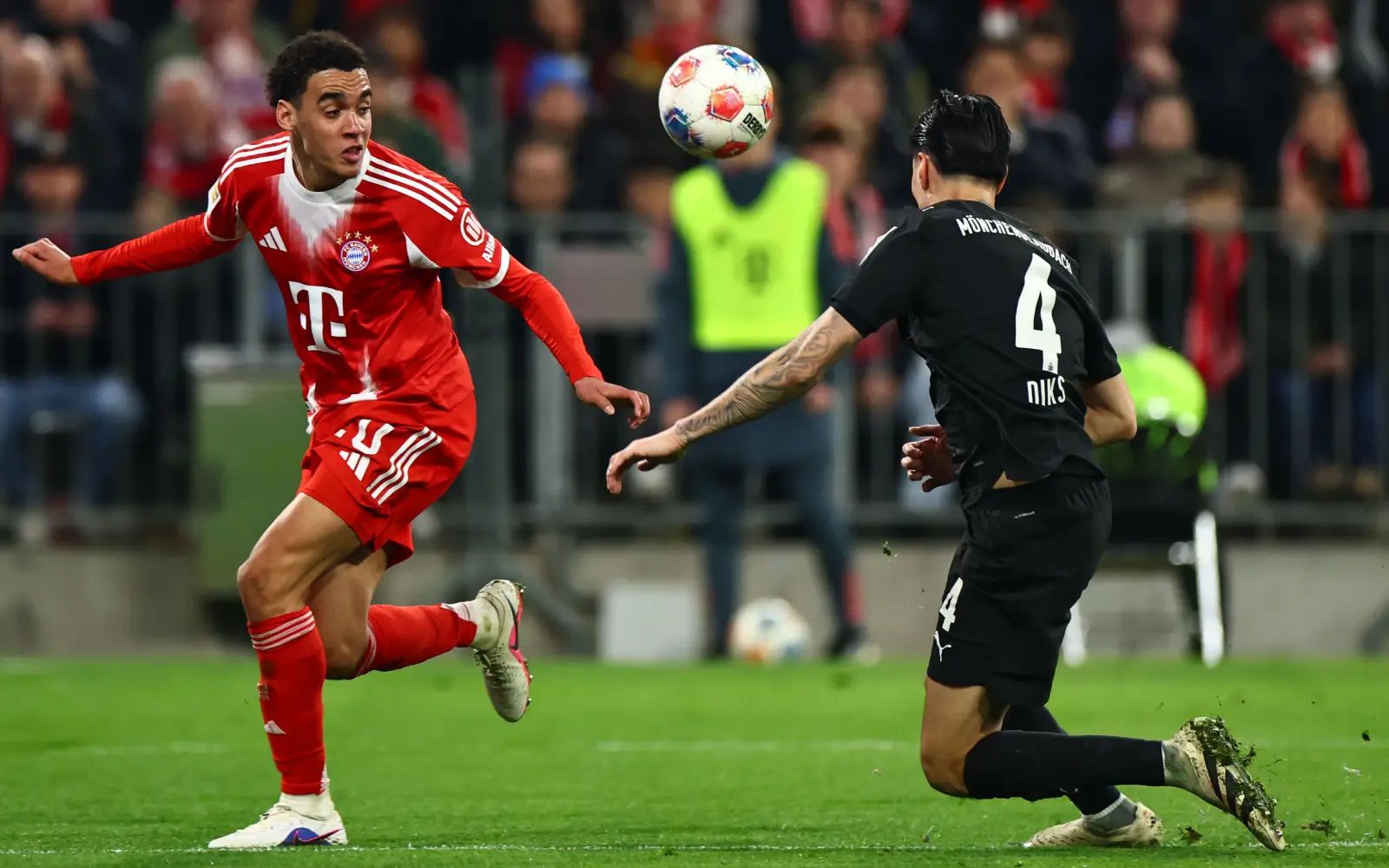 Kane-less Bayern brush aside Gladbach to continue title march