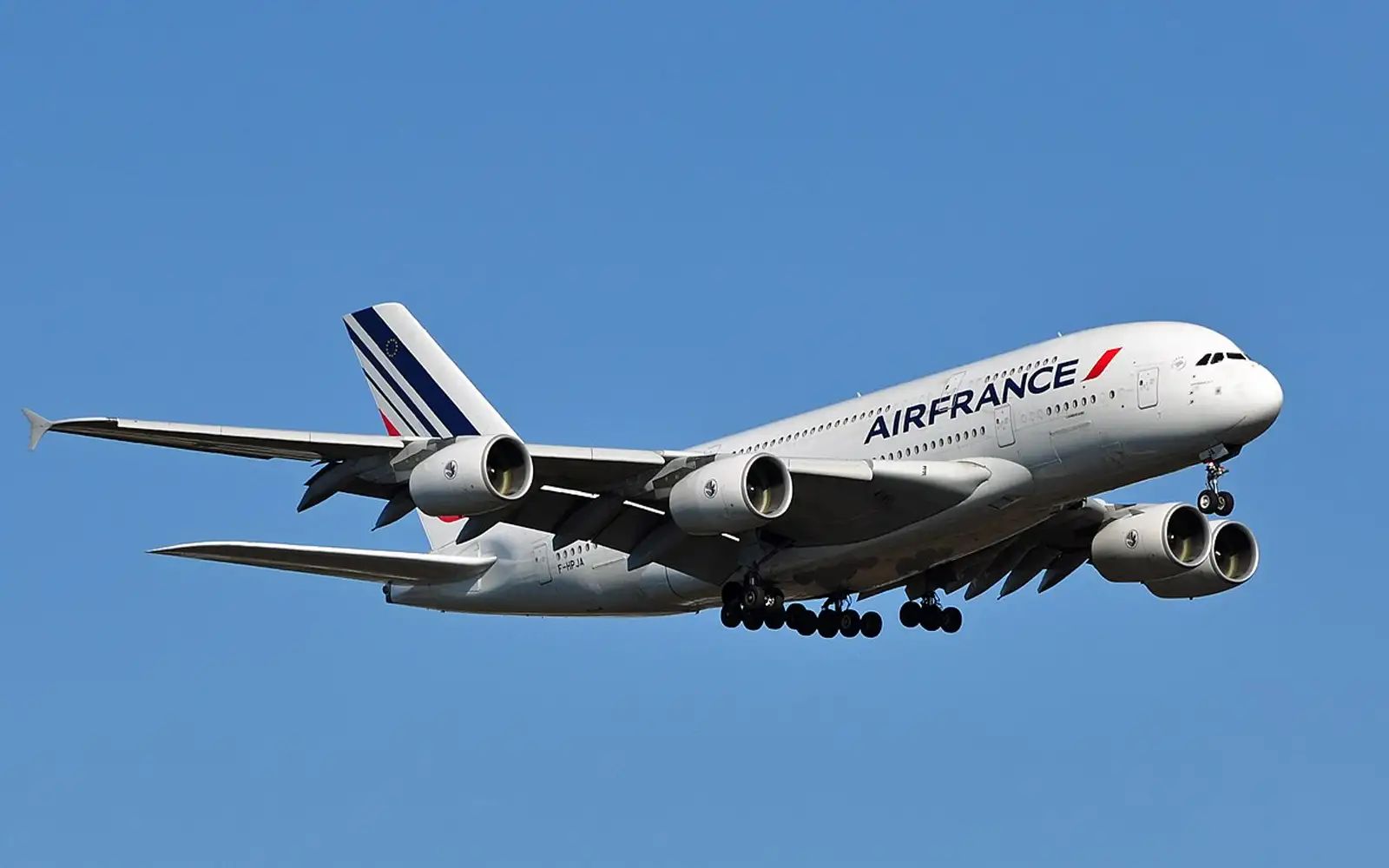 Penerbangan bawa pulang rakyat Perancis patah balik akibat tembakan roket