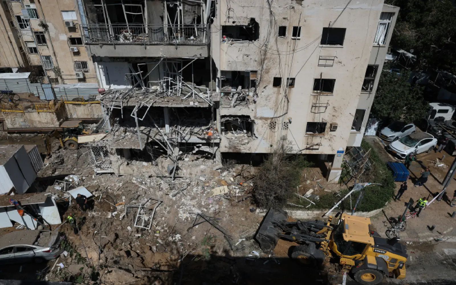 Tel Aviv building damaged in ‘direct’ hit after fresh Iran broadside
