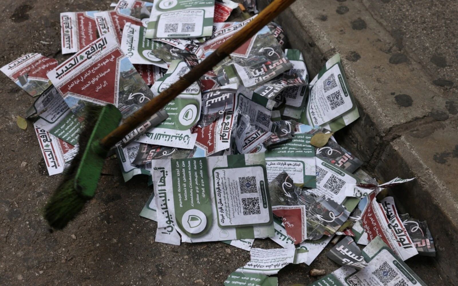 Israeli warplanes drop leaflets over Beirut, causing panic