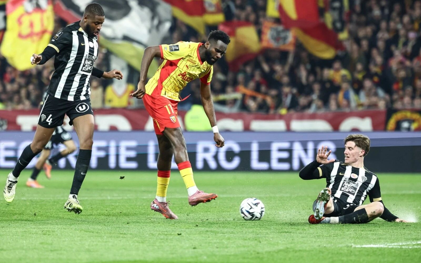 Lens go top of Ligue 1 with handsome Angers win