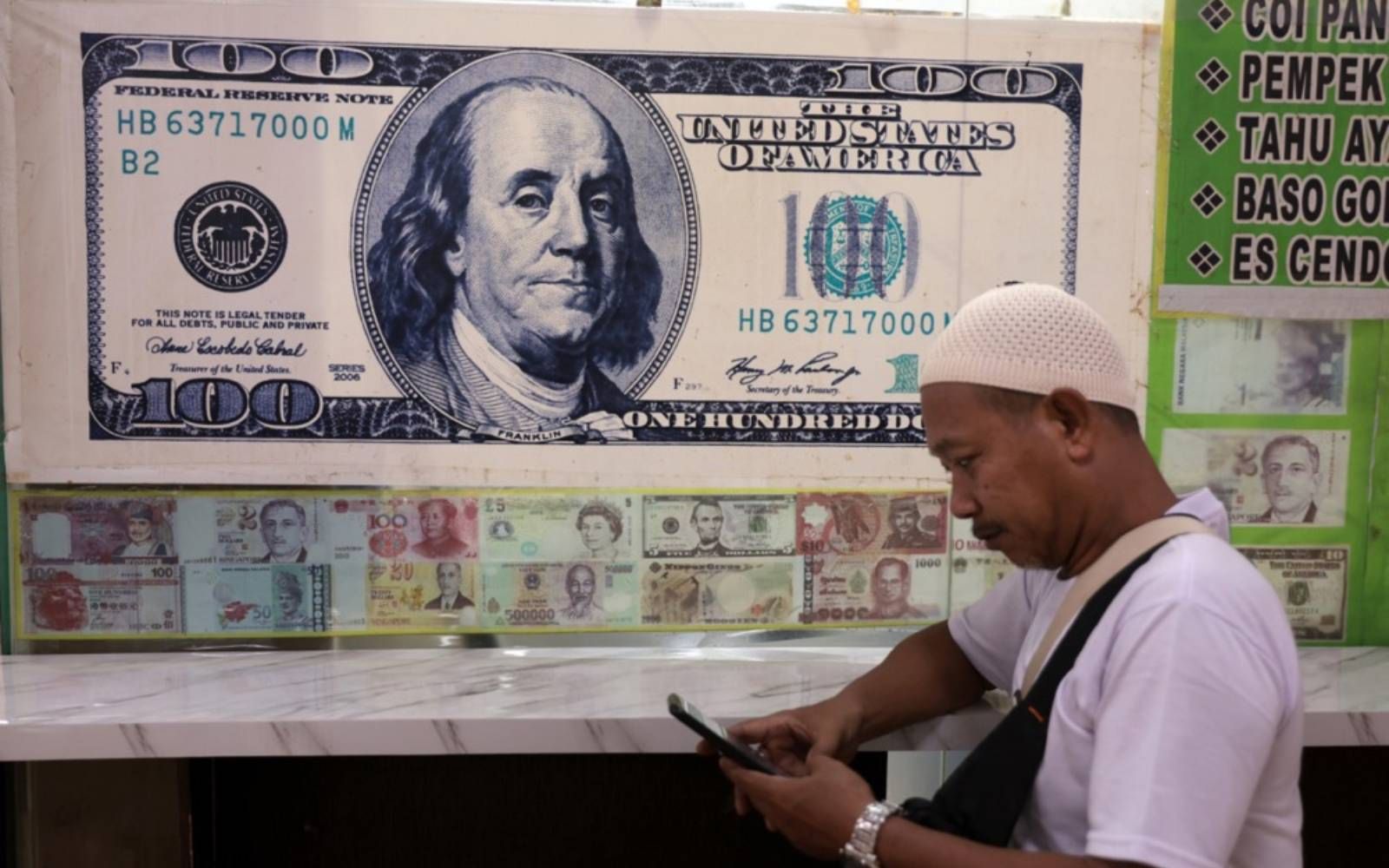 Indonesia tightens dollar-buying rules over outflows