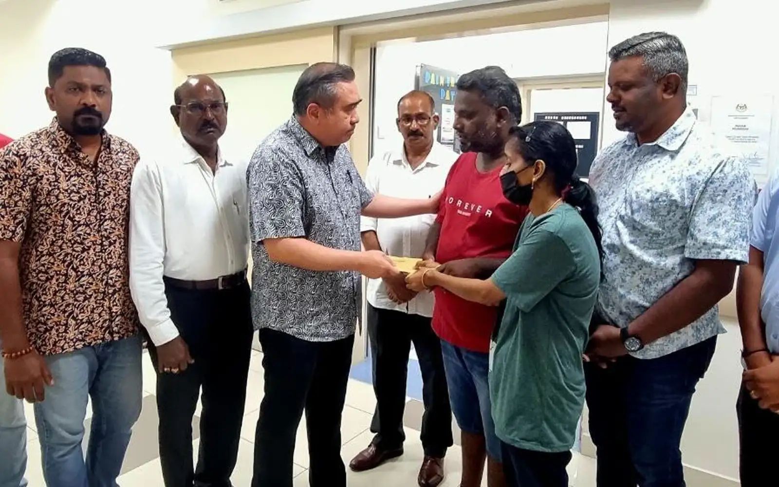 Loke Siew Fook speaking with family members crash in Segamat (Facebook pic) 4426