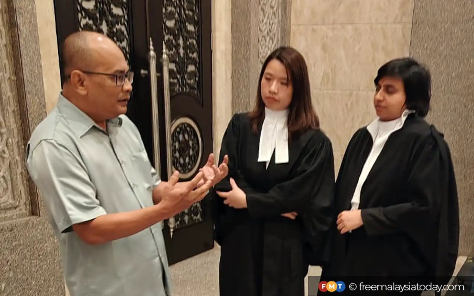 Bekas jurugambar bebas tuduhan buat hantaran hina polis