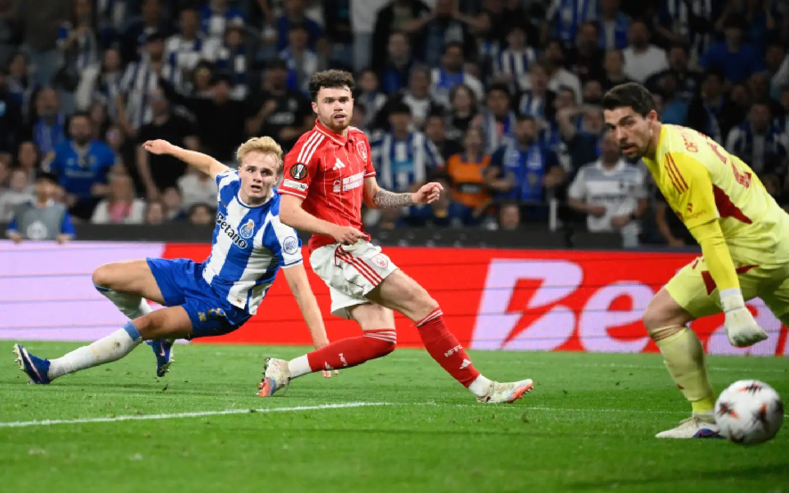 FC Porto's Danish midfielder #08 Victor Froholdt (L) shoots past Nottingham Forest's Welsh defender #03 Neco Williams and Nottingham Forest's German goalkeeper #27 Stefan Ortega but fails to score during the UEFA Europa League quarter final first leg football match between FC Porto and Nottingham forest at Dragao Stadium in Porto, on April 9, 2026. (Photo by Miguel RIOPA / AFP)