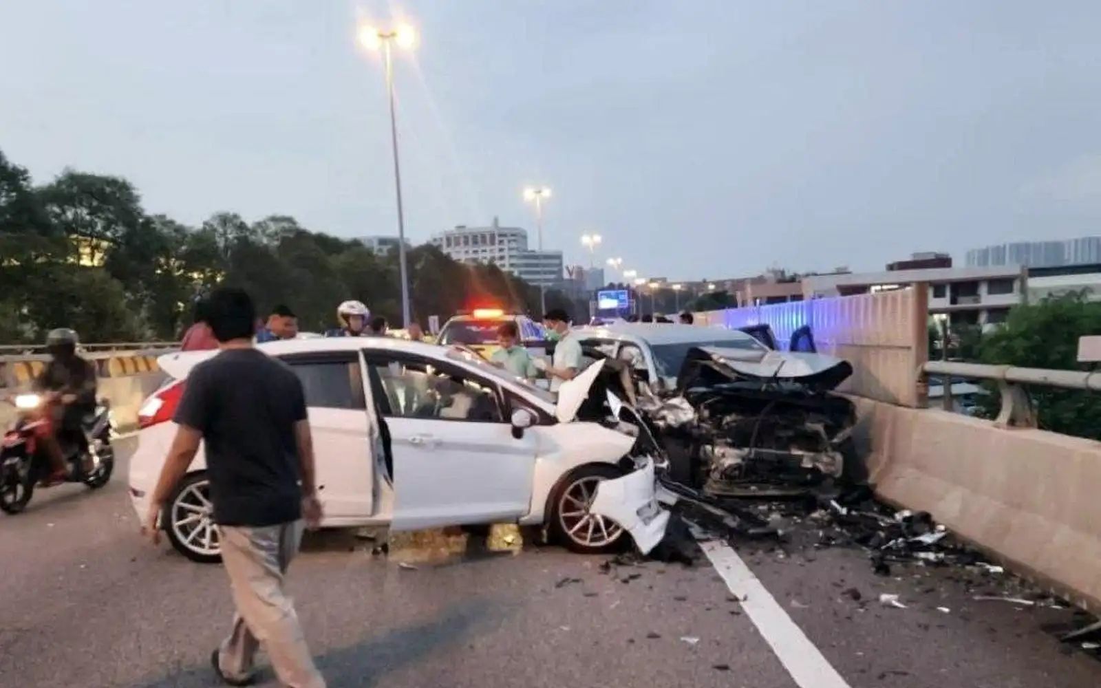 kemalangan Ford Fiesta dan Perodua Alza mex fb pic 23426