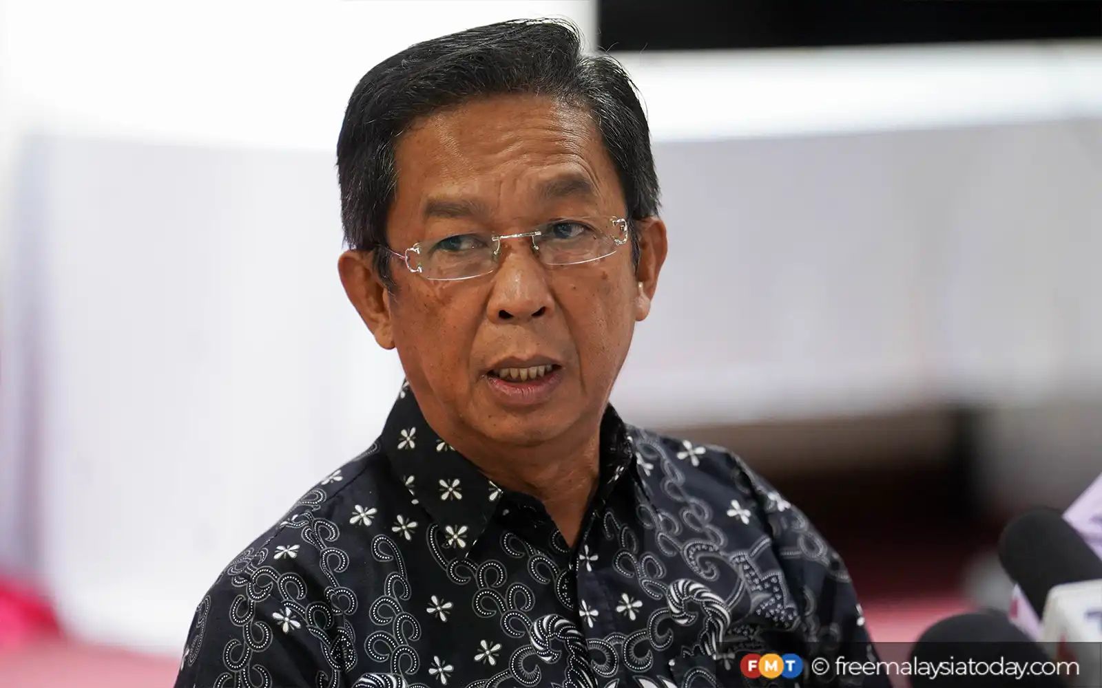 Jalaluddin Alias bercakap kepada media di Wisma UMNO