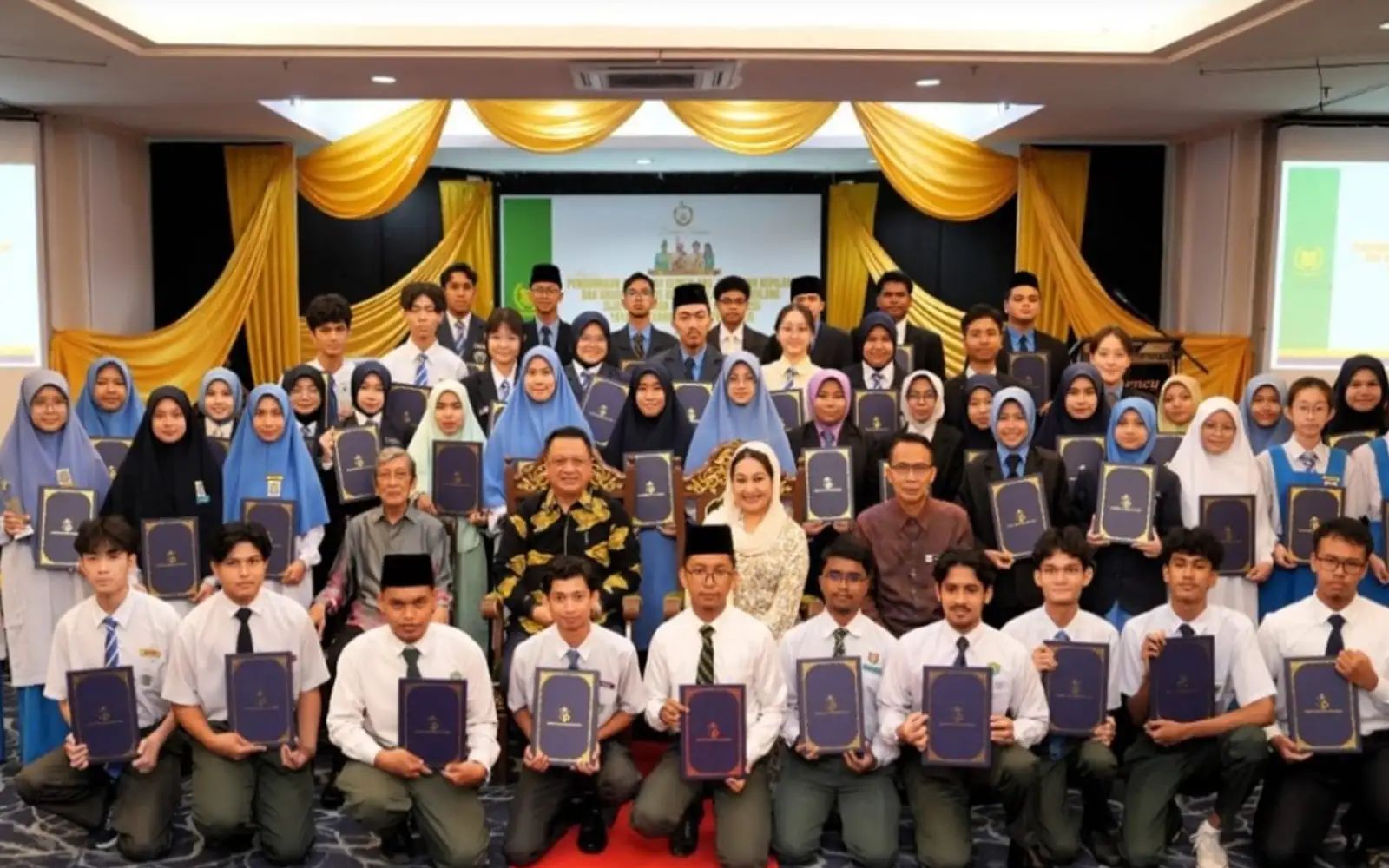 Raja Muda Perlis Tuanku Syed Faizuddin Putra Jamalullail bersama Raja Puan Muda Perlis Tuanku Lailatul Shahreen Akashah Khalil berkenan bergambar bersama calon-calon SPM 2025 istana arau pic 10426