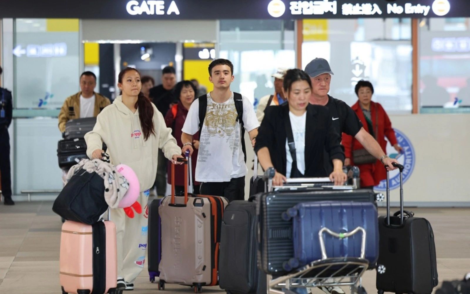 Flight cancellations, high fuel prices keep Chinese close to home for May holidays