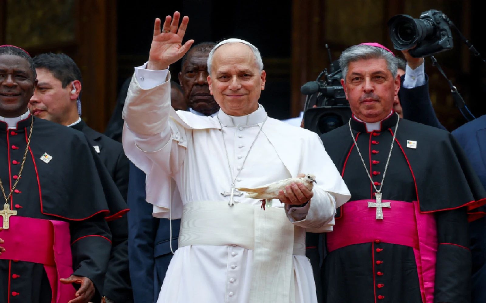 Pope Leo XIV waves as he holds a bird after a meeting for peace with the community of Bamenda in Saint Joseph’s Cathedral in Bamenda, Cameroon, April 16, 2026. REUTERS/Guglielmo Mangiapane