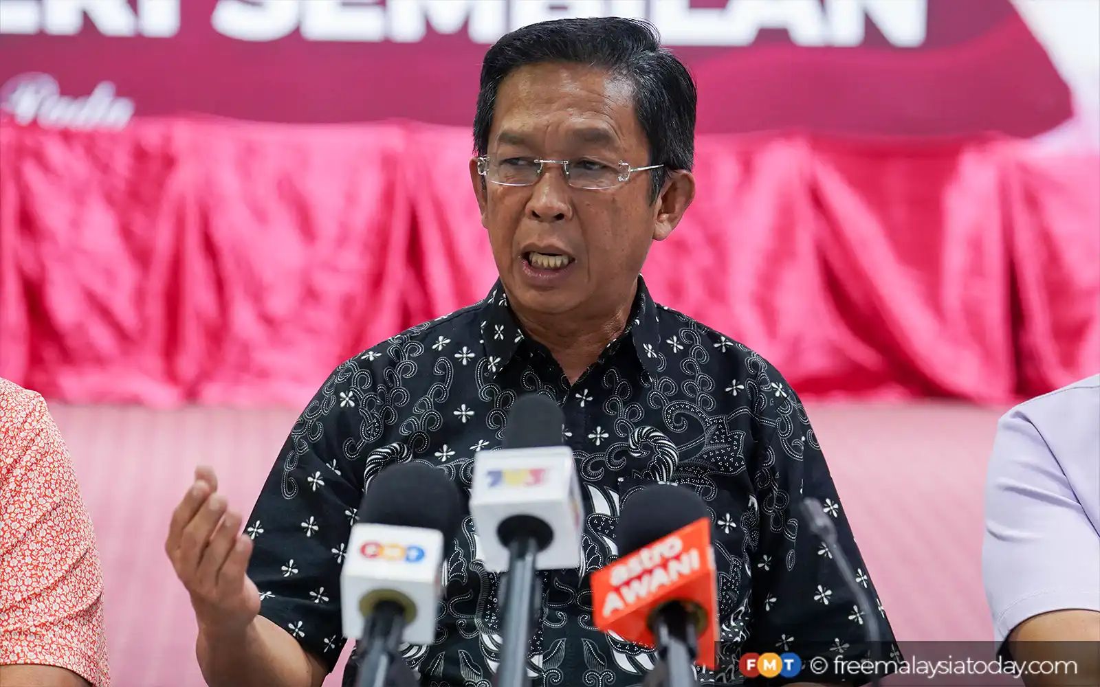 Jalaluddin Alias bercakap kepada media di Wisma UMNO