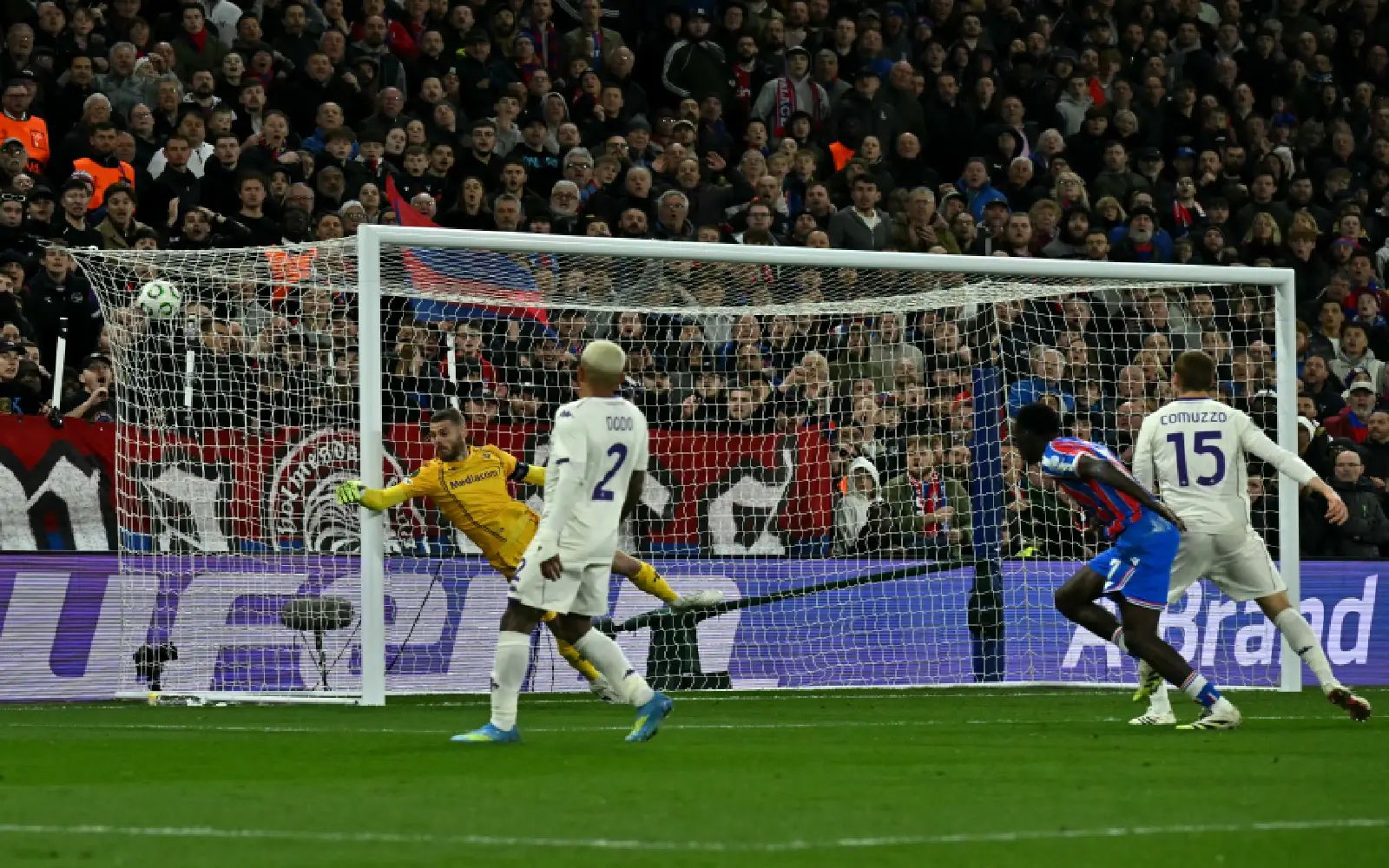 Crystal Palace's Senegalese midfielder #07 Ismaila Sarr scores the team's third goal during the UEFA Conference quarter final first-leg football match between Crystal Palace and ACF Fiorentina at Selhurst Park in London on April 9, 2026. (Photo by Ben STANSALL / AFP)