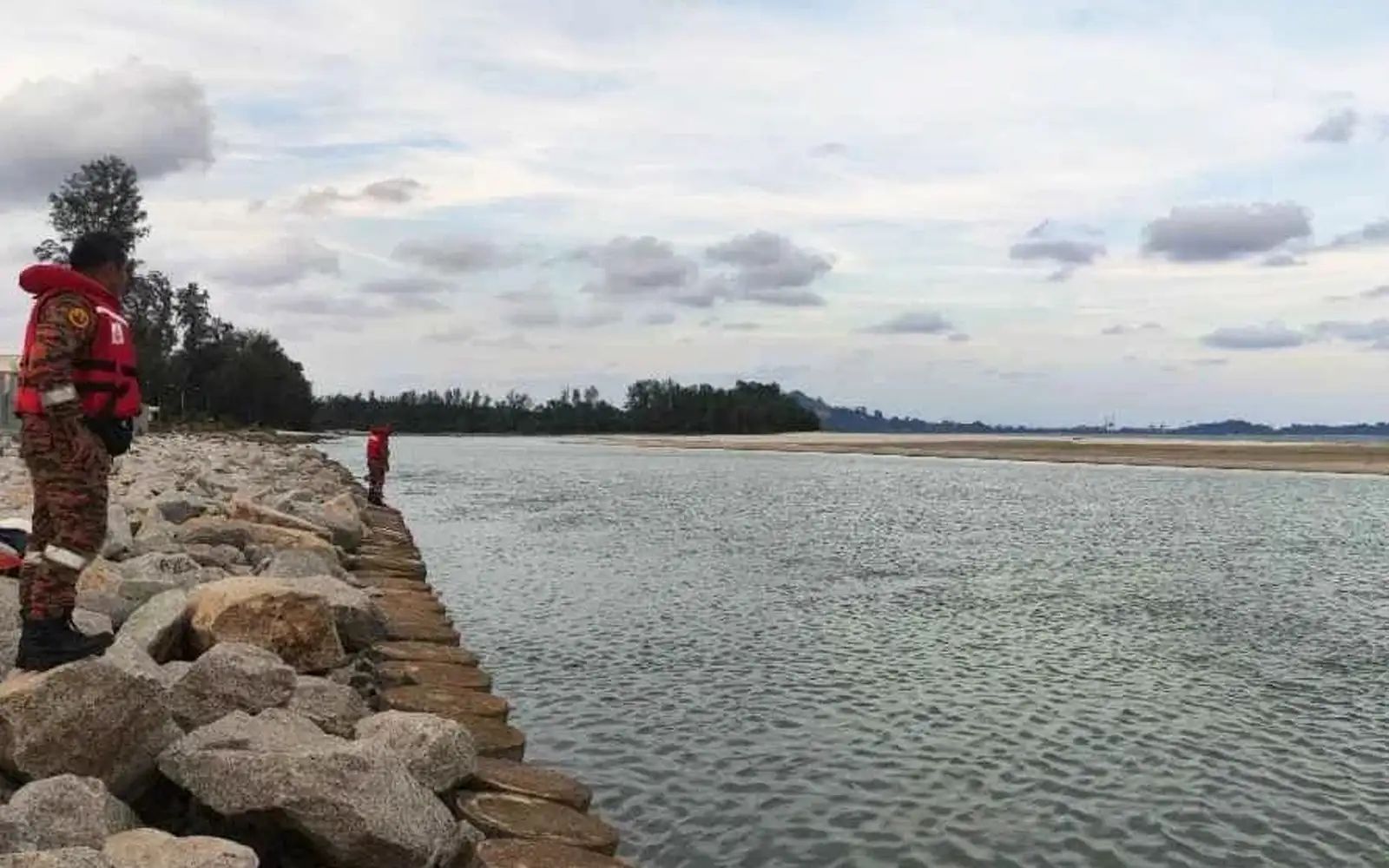 seorang remaja dikhuatiri lemas di Pantai Balok, Kuantan 