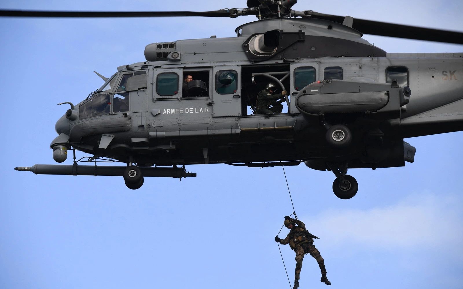 Search intensifies for downed US aviator as ex-airmen share survival advice