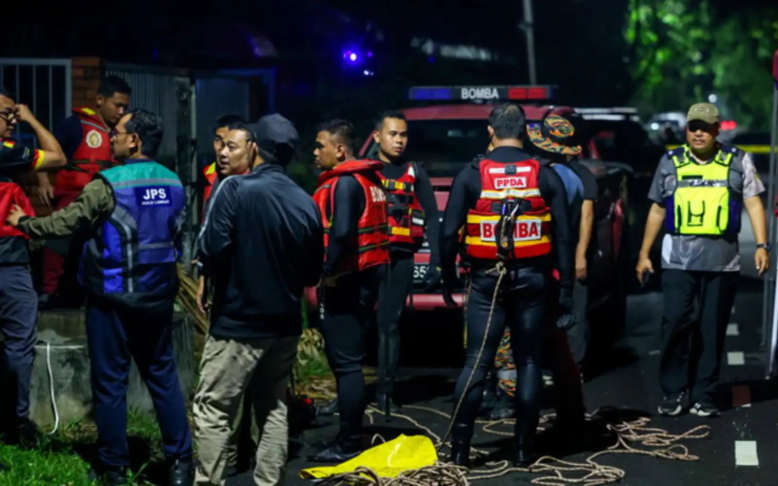 Jatuh longkang ambil bola, budak 9 tahun dikhuatiri lemas