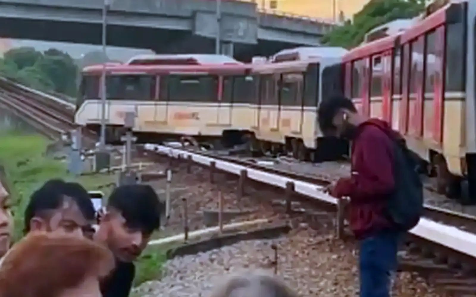 penumpang dipindahkan gangguan tren Chan Sow Lin screengrab 30536
