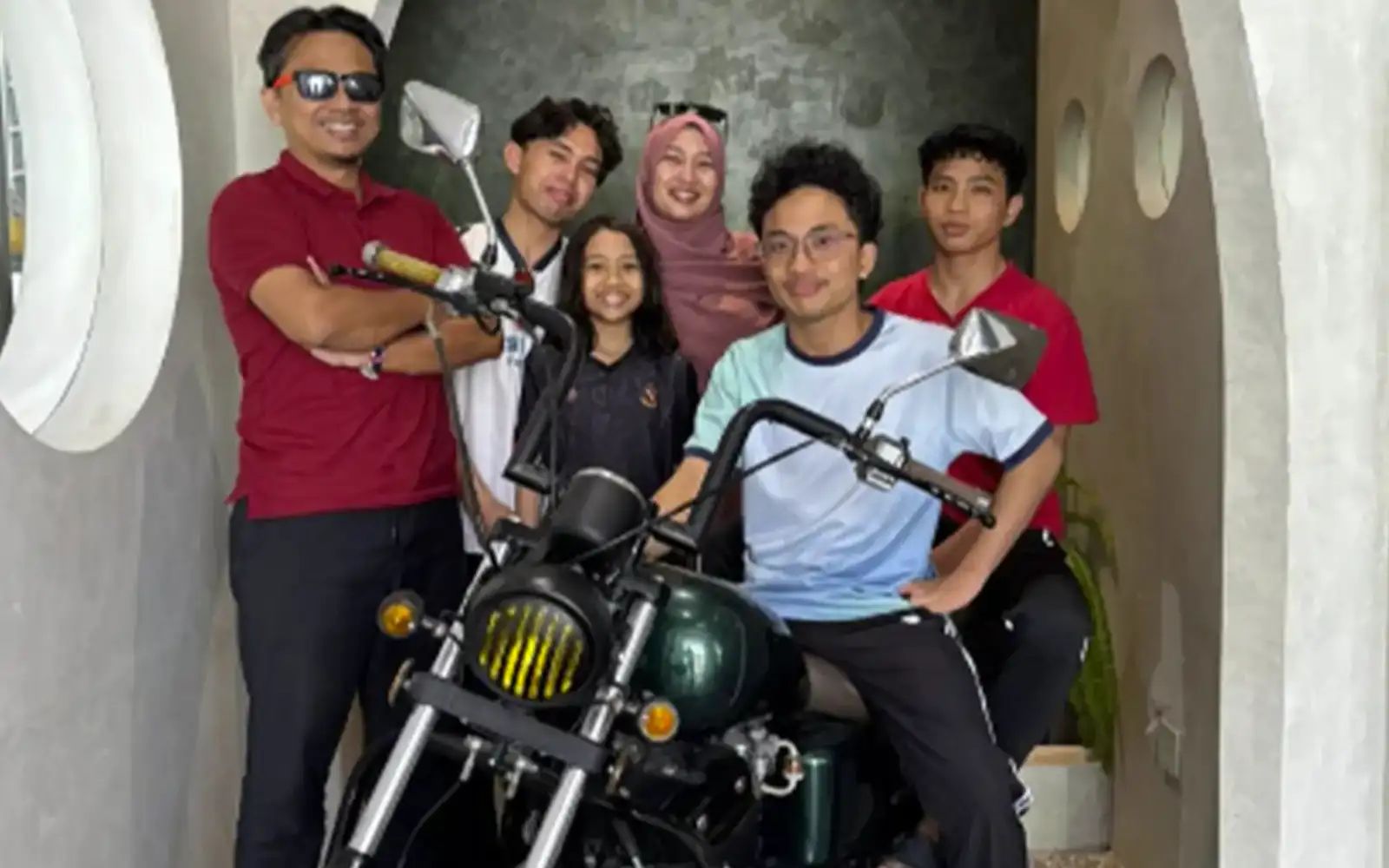 Fahry bersama ibu, ayah dan tiga lagi adik beradiknya 7526