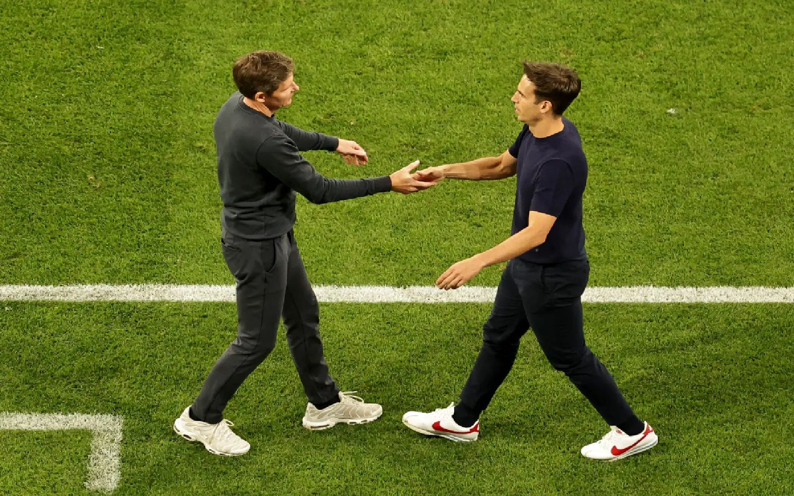 Crystal Palace manager Oliver Glasner (L) is congratulated by Rayo Vallecano head coach Inigo Perez after his team won the UEFA Conference League final match Crystal Palace against Rayo Vallecano, in Leipzig, Germany, 27 May 2026. Crystal Palace won 1-0.