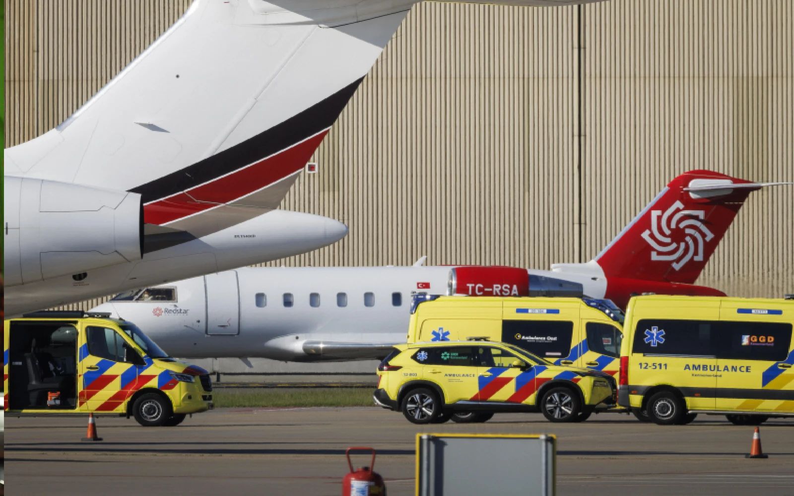 epa12937952 Medical staff with ambulances at Schiphol airport, near Amsterdam, Netherlands, 07 May 2026. The second medical evacuation plane with a sick person on board the cruise ship MV Hondius was en route to the Netherlands.