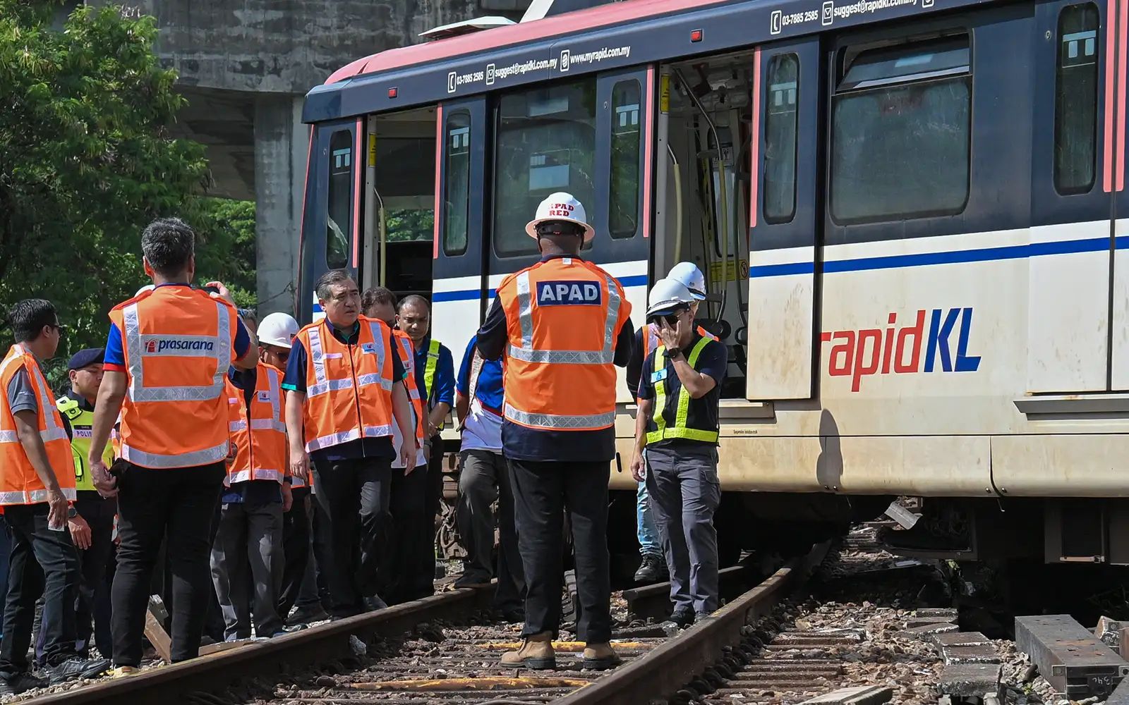 anthony loke siew fook inspect wreck train