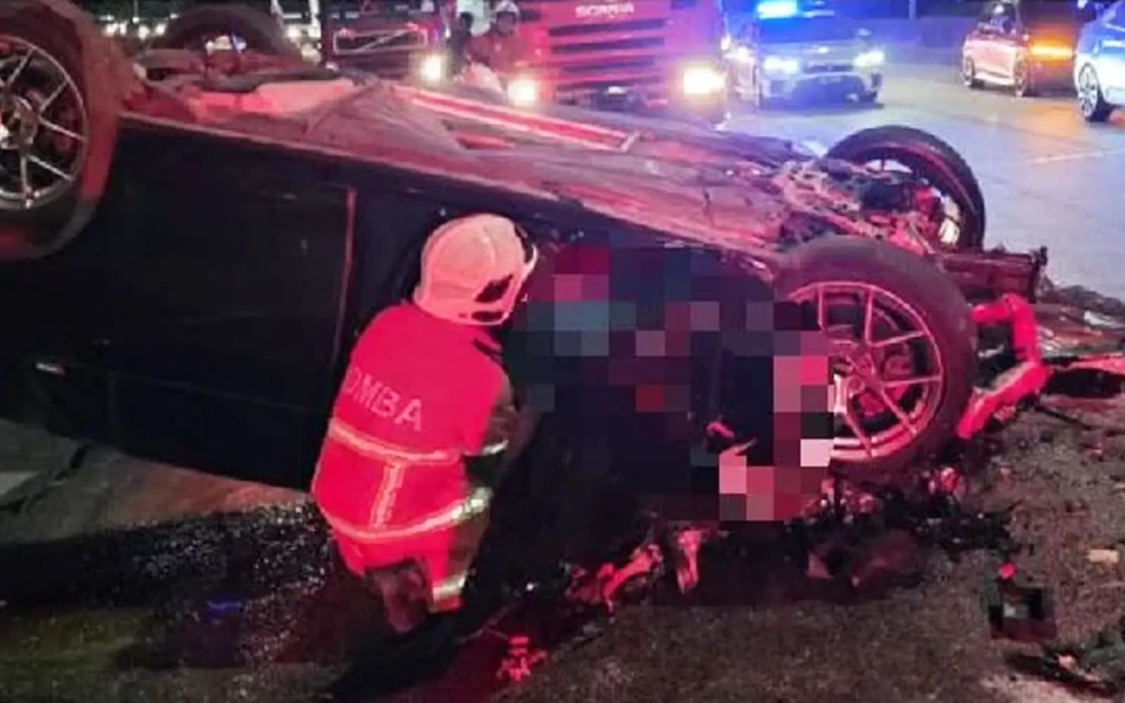 kereta rempuh belakang lori simen di Lebuh Raya Kara