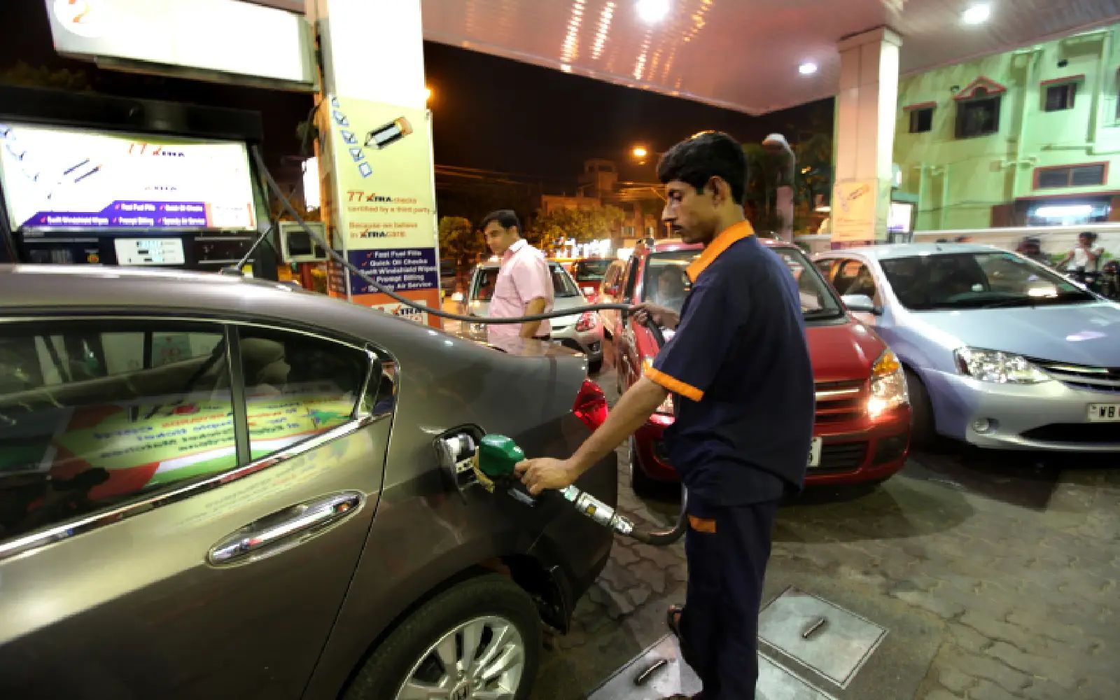 An Indian petrol-pump employee filling fuel after the oil marketing companies announced a petrol price hike, Calcutta, India, 23 May 2012. The oil companies will raise petrol price by 0.1066 EUR per litre, excluding local sales tax or VAT, effective midnight. EPA/PIYAL ADHIKARY ID: 3714136 Size: 5616px x 3744px File size: 1.7MB Publishing Time: Wed, 23 May 2012 14:08:28 GMT Download Original Download Web size
