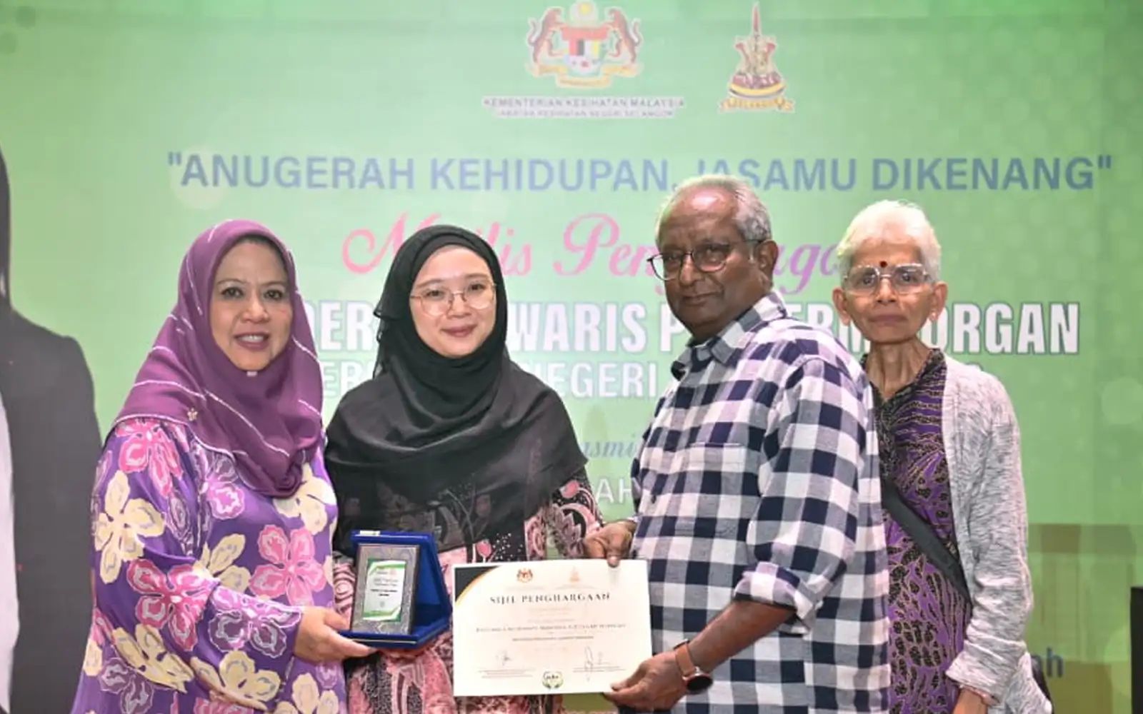 P Jagan Mongan and mother P Indrani receiving a certificate (Dr Natasha Noh pic) 9526