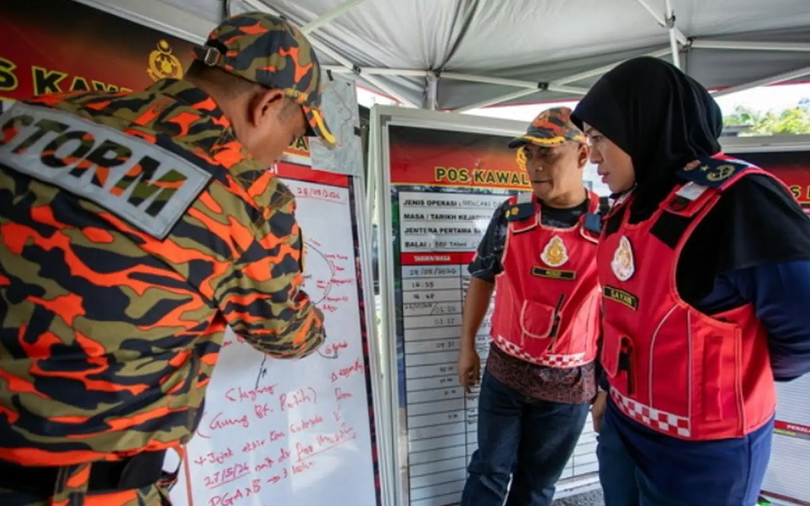 Pengarah Bomba Perak Sayani Saidon (kanan) bernama pic 28526